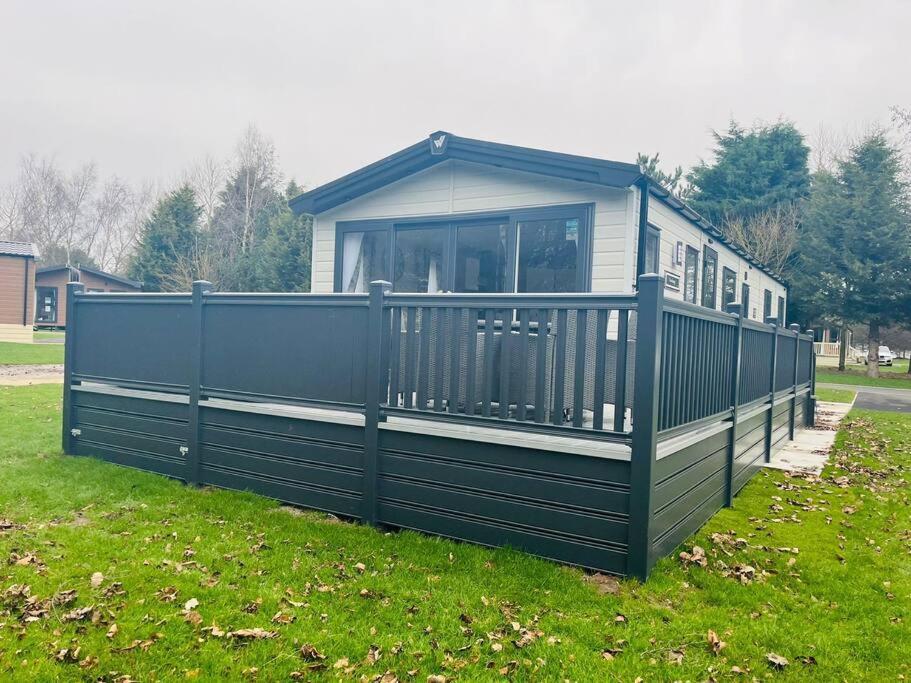 Country Cabin With Hot Tub York Eksteriør billede